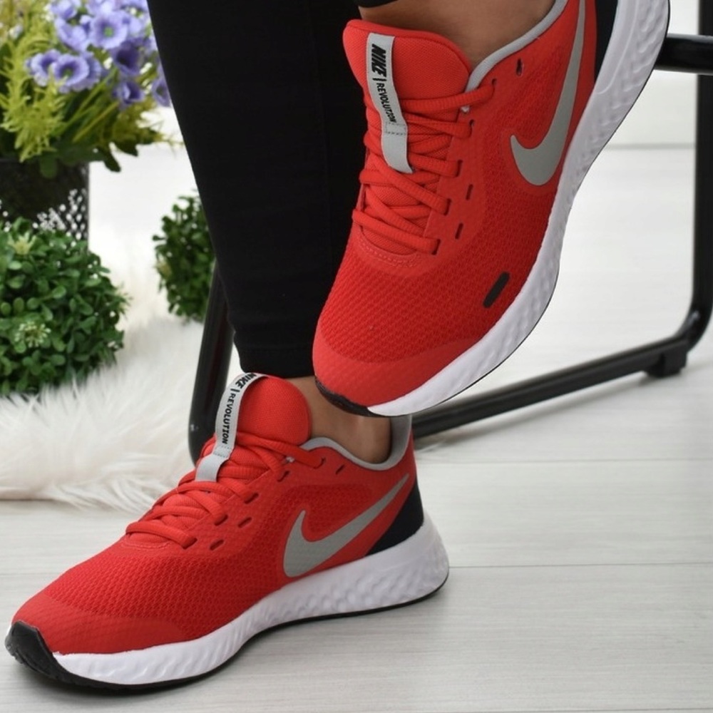 NEW Nike Revolution 5
